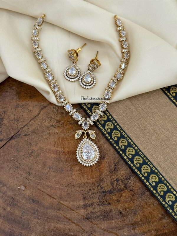 Diamonds drop pendant set