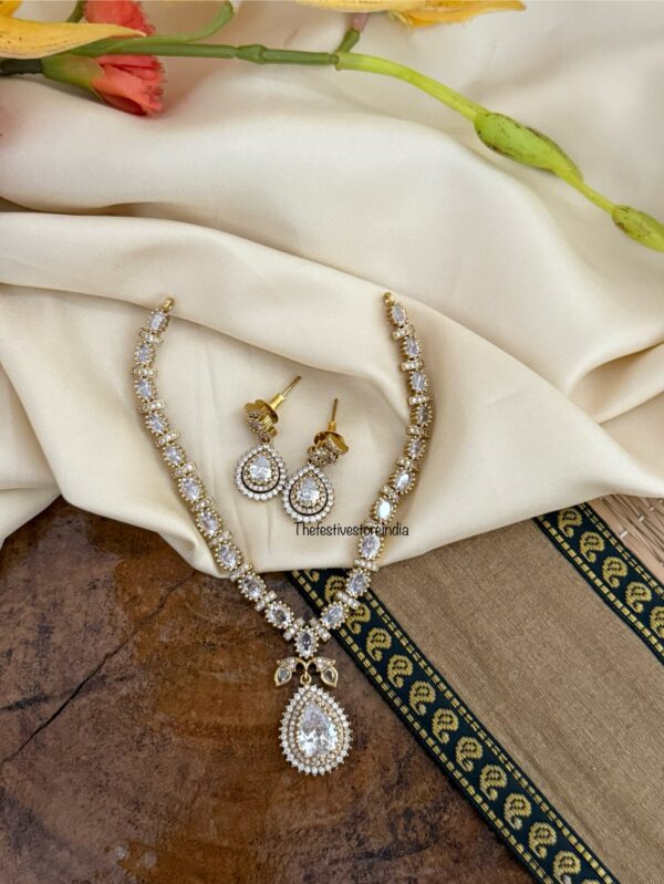 Diamonds drop pendant set