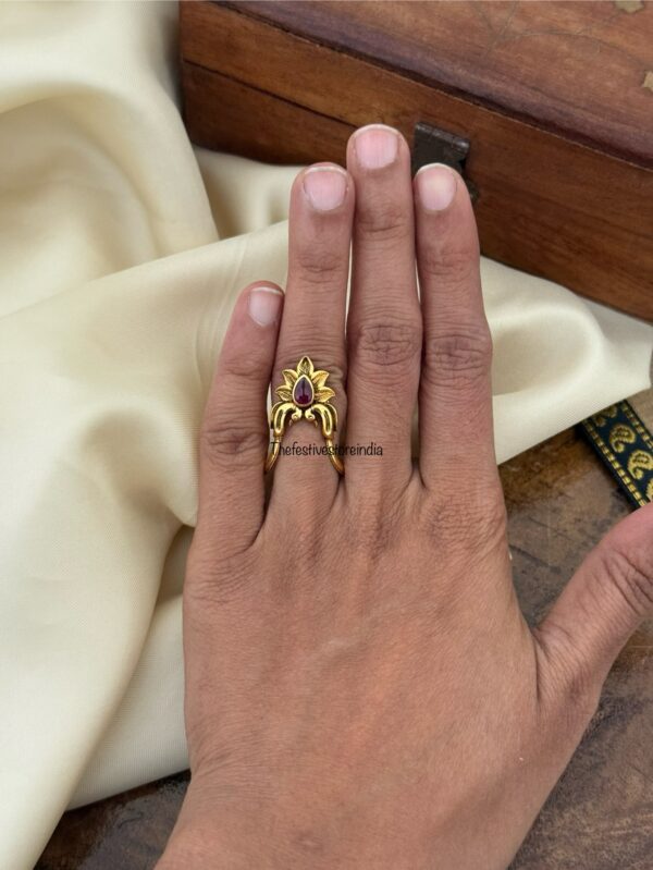 Red stone Vanki finger ring