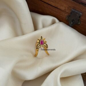 Red stone Vanki finger ring