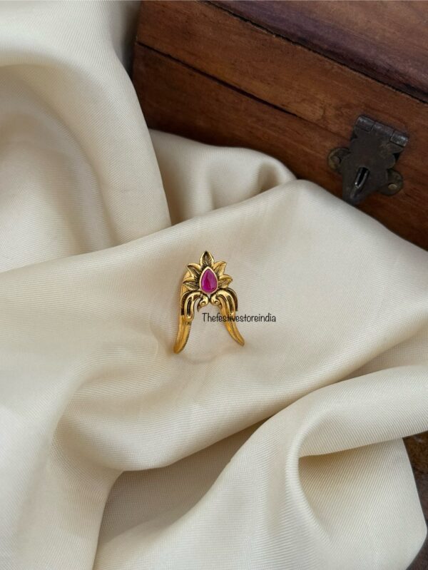 Red stone Vanki finger ring