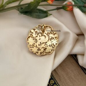 Jadau Navilu pendant