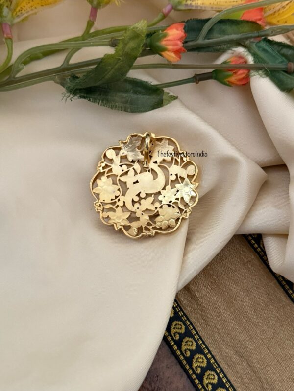 Jadau Navilu pendant