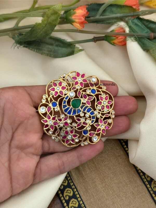 Jadau Navilu pendant