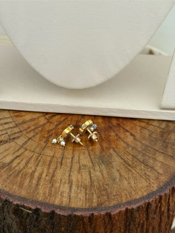 White Jadau kundan carved necklace with screwback earrings | Unique