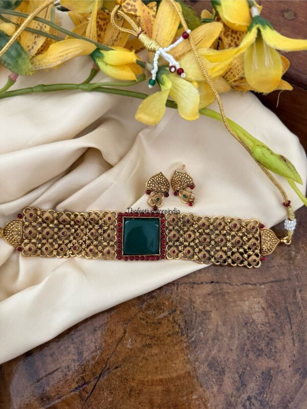 Green stone matte choker set