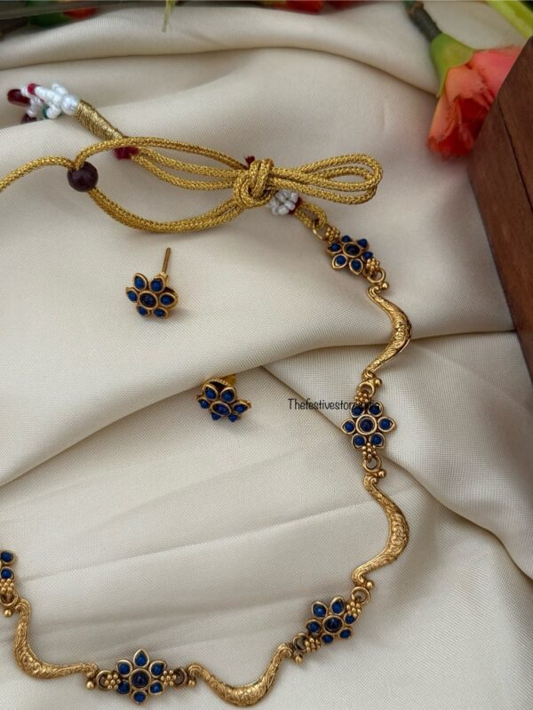 Blue floral budgeted matte necklace set