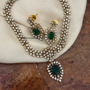 Classic diamonds emerald pendant set