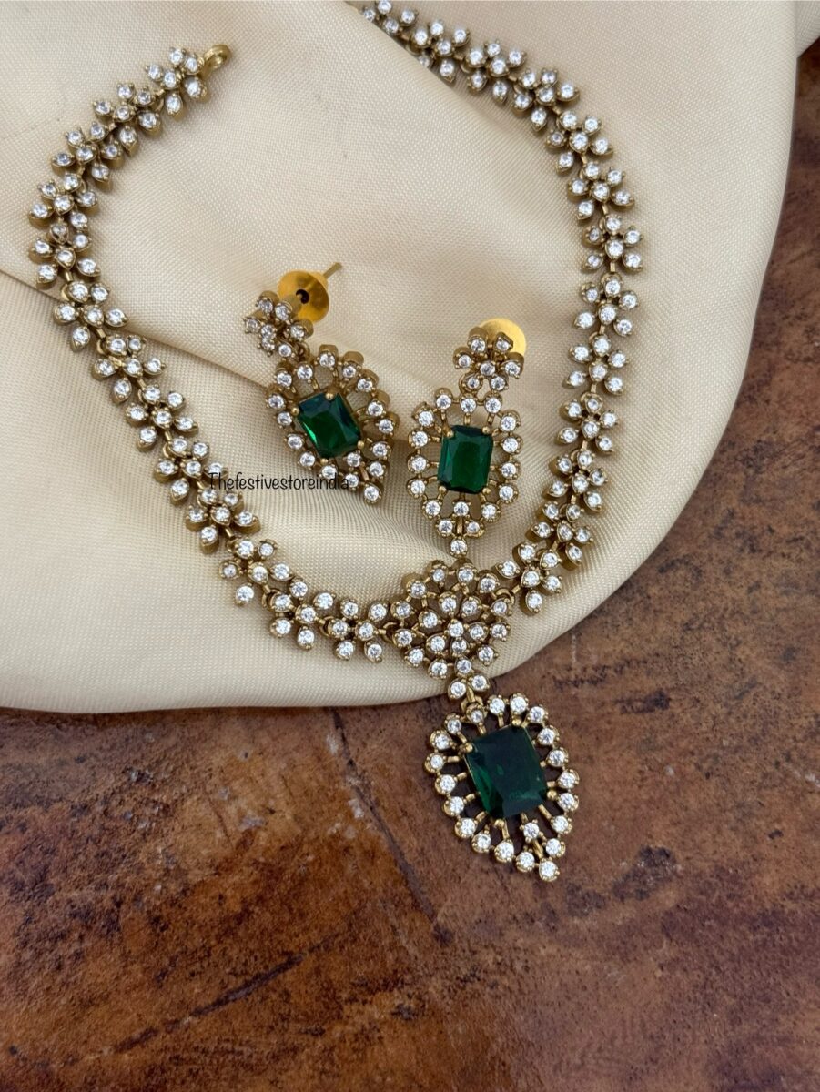 Classic diamonds emerald pendant set