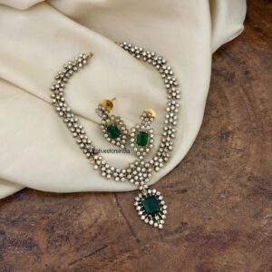 Classic diamonds emerald pendant set