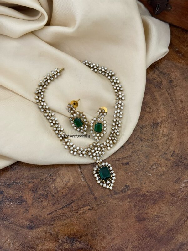 Classic diamonds emerald pendant set