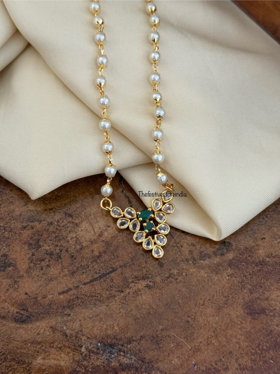 Green pendant pearl chain