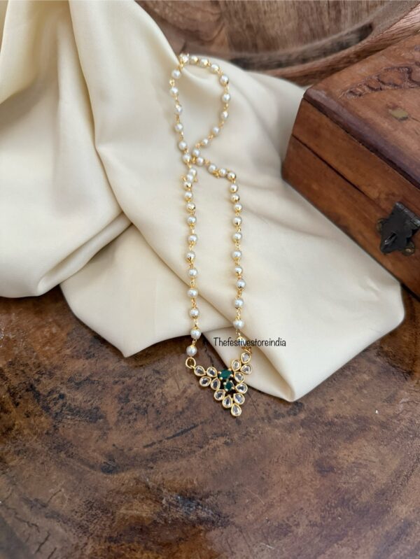Green pendant pearl chain