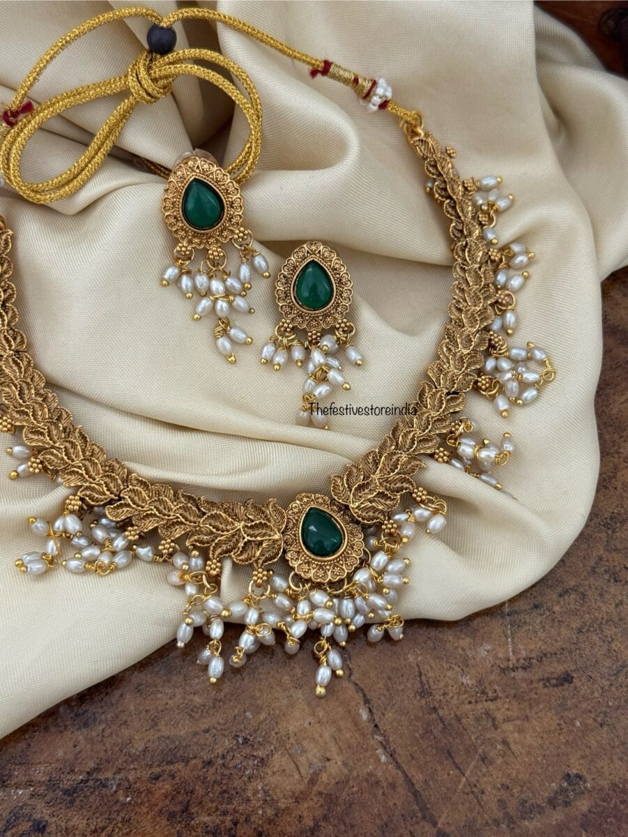 Matte finish pearl drops green stone set