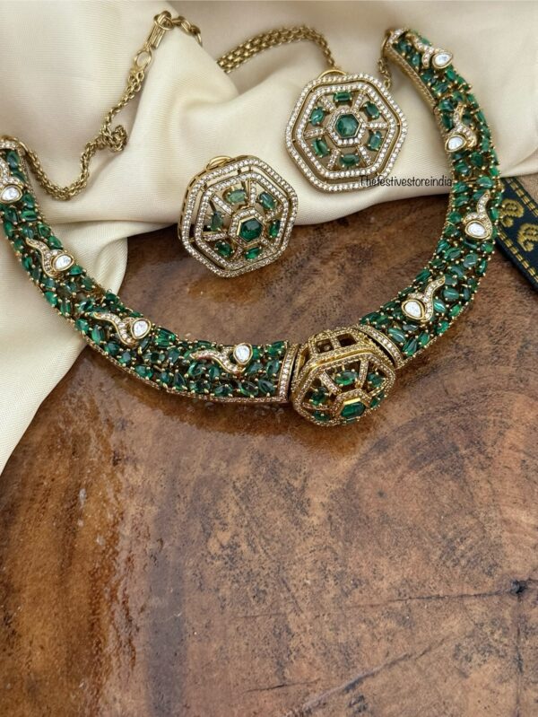 Non idol all EMERALDS Victorian kanti set