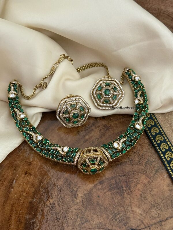 Non idol all EMERALDS Victorian kanti set