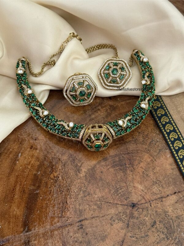 Non idol all EMERALDS Victorian kanti set