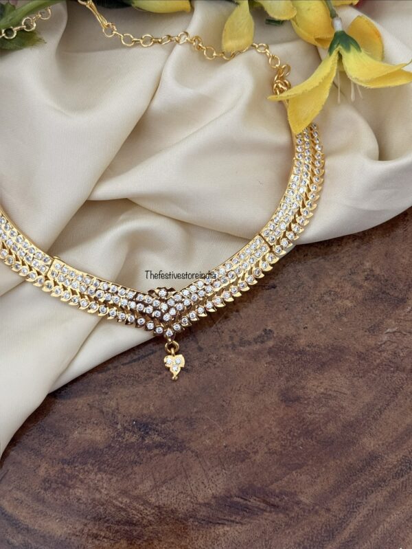 Gatti sweetheart shape white stones panchaloha / Impon attigai