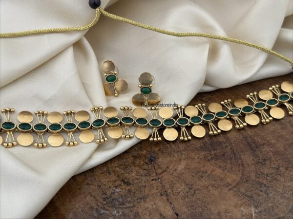 Non idol kaasu Green stone choker set