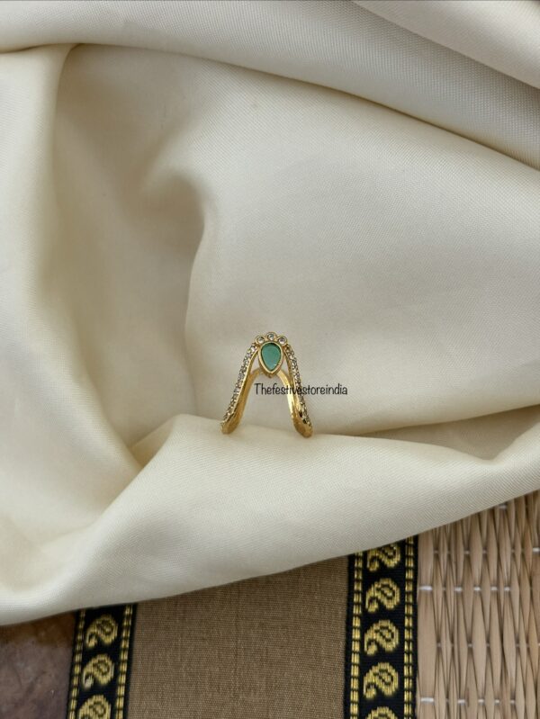 Simple Vanki finger ring - Green stone