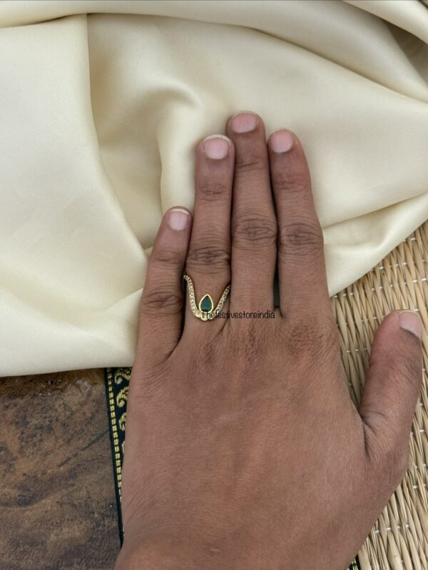 Simple Vanki finger ring - Green stone