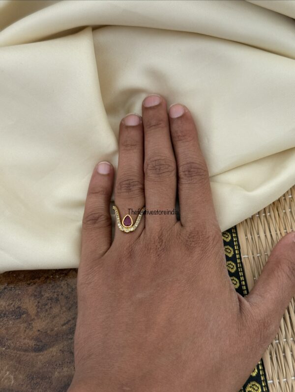 Simple Vanki finger ring - Rubyrose stone