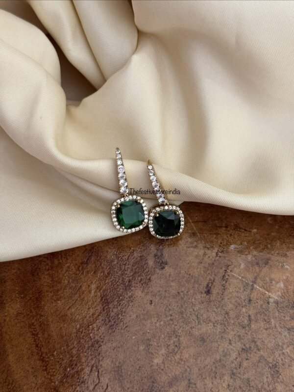 Simple victorian hook style earrings - Emerald