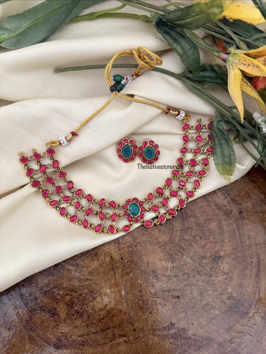 Unique close knit necklace set