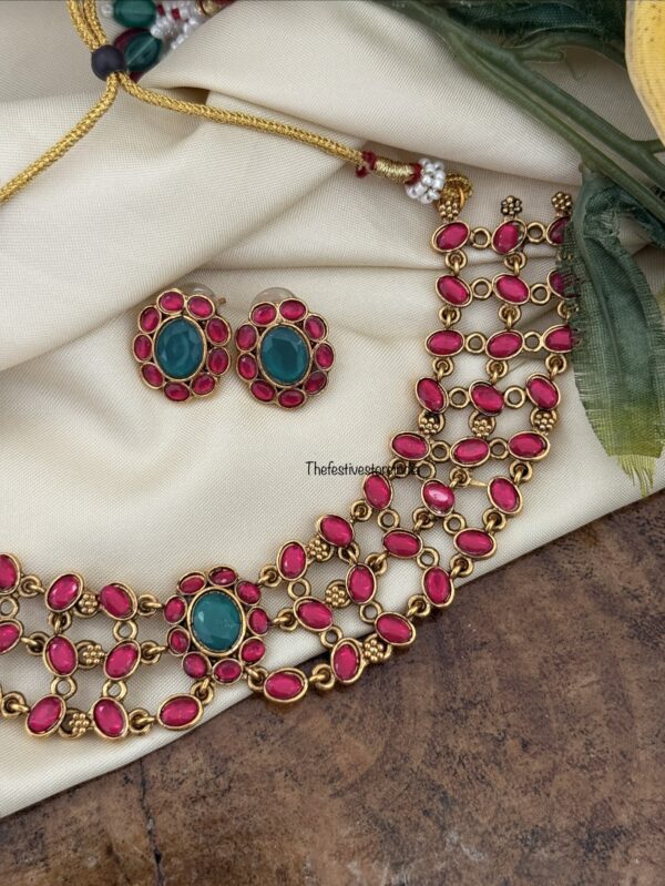 Unique close knit necklace set