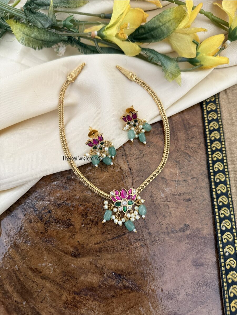 Jadau simple lotus pendant necklace set