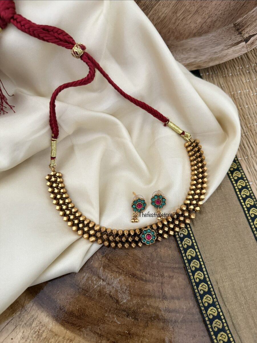 Classic floral bottu necklace set