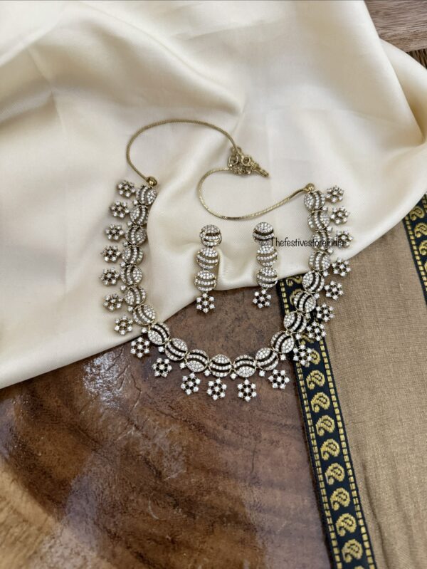 Diamond bottu necklace set