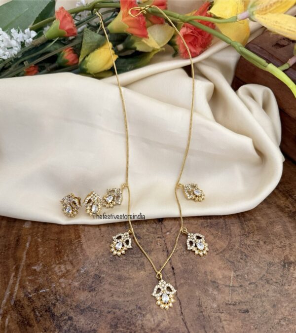 Simple white diamond droplets set