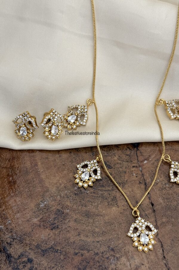 Simple white diamond droplets set
