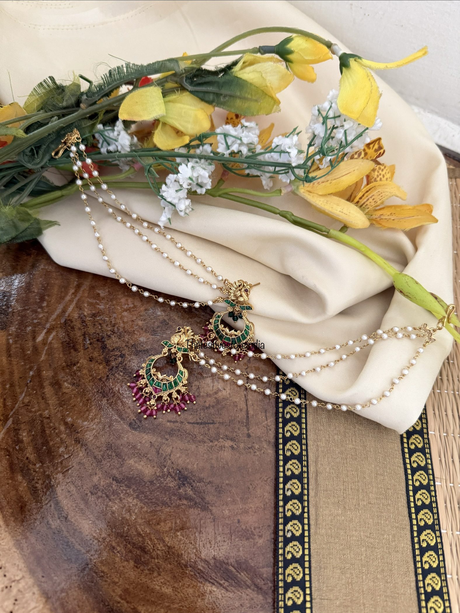 Gold look navilu earrings with attached maati