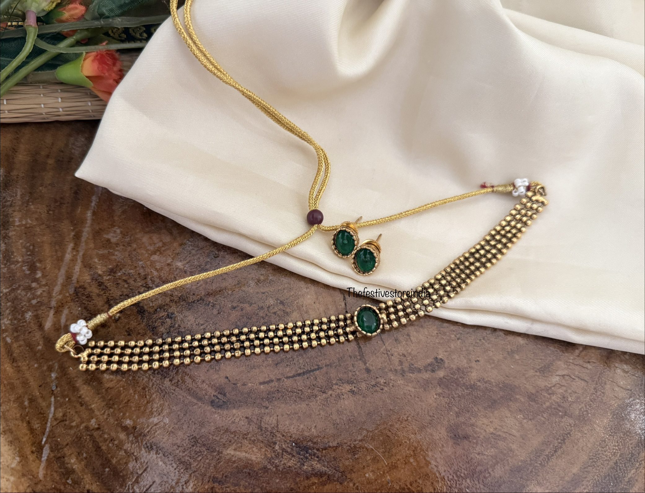 Simple green stone choker set