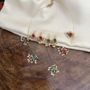 Reversible red and green invisible chain set with 2 pairs of earrings