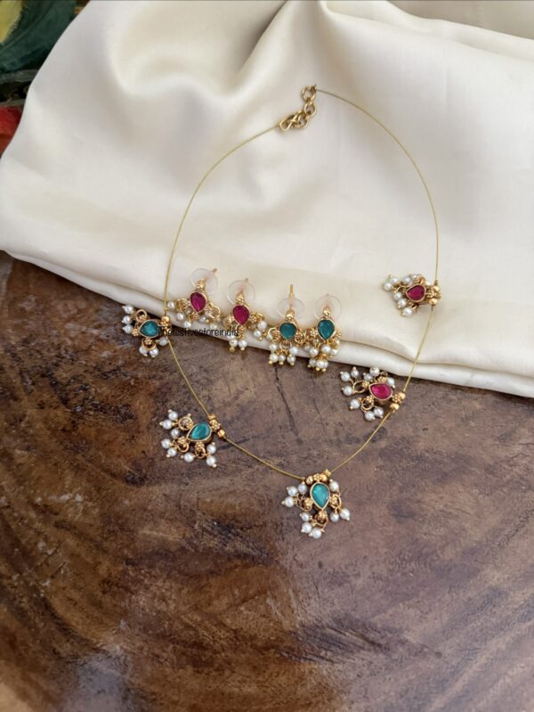 Reversible red and green invisible chain set with 2 pairs of earrings
