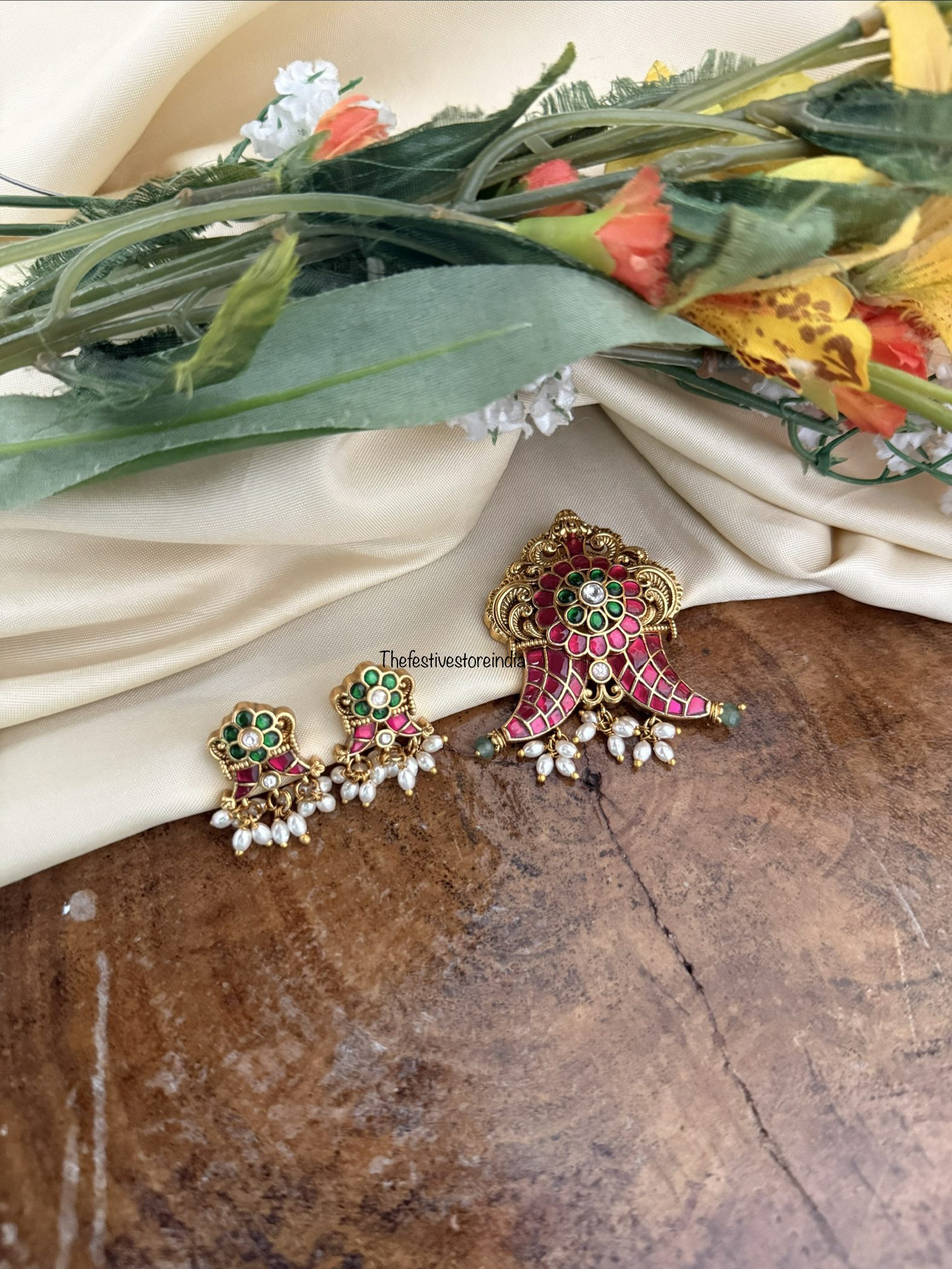 Jadau kemp huli uguru pendant set
