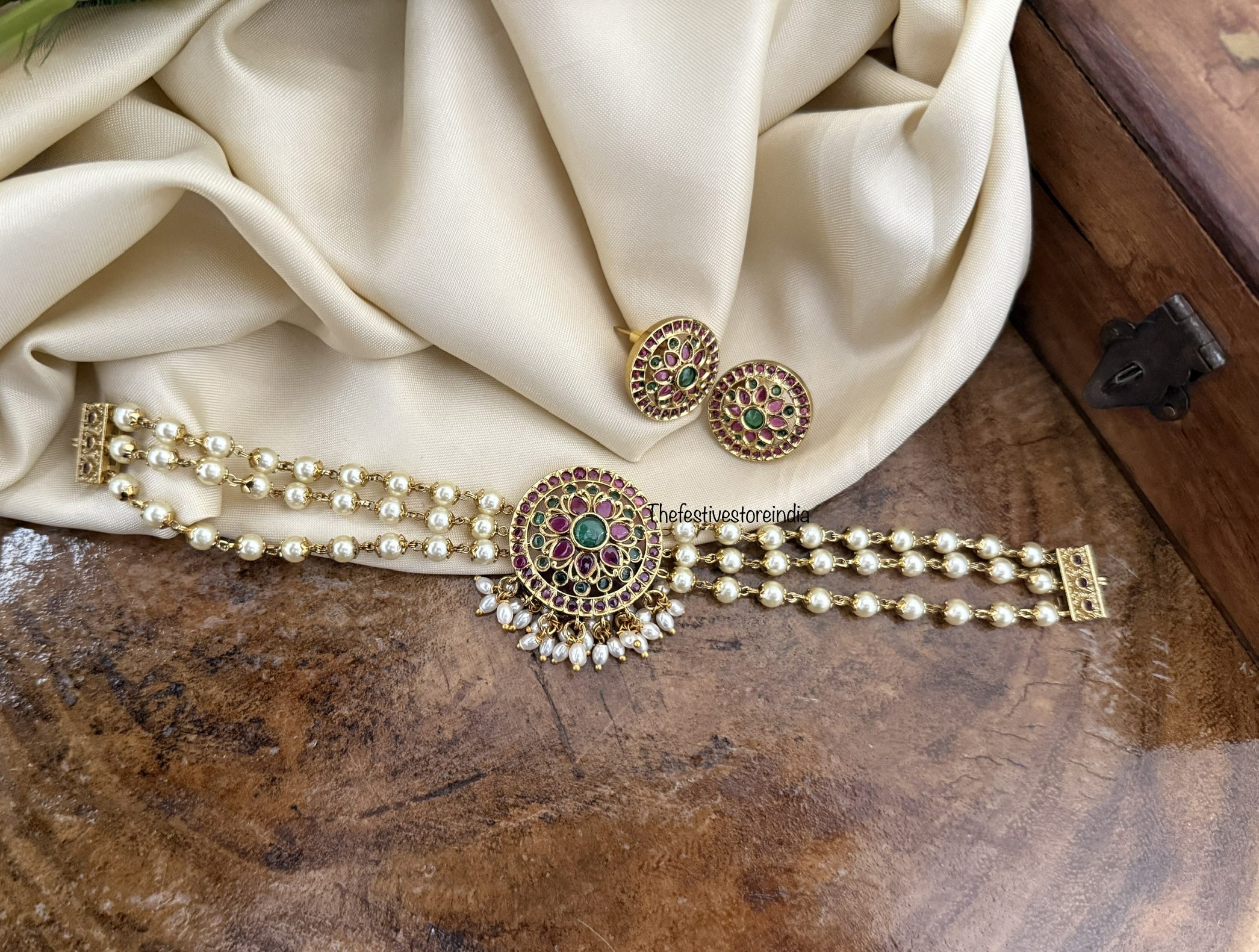 Round pendant pearls choker set