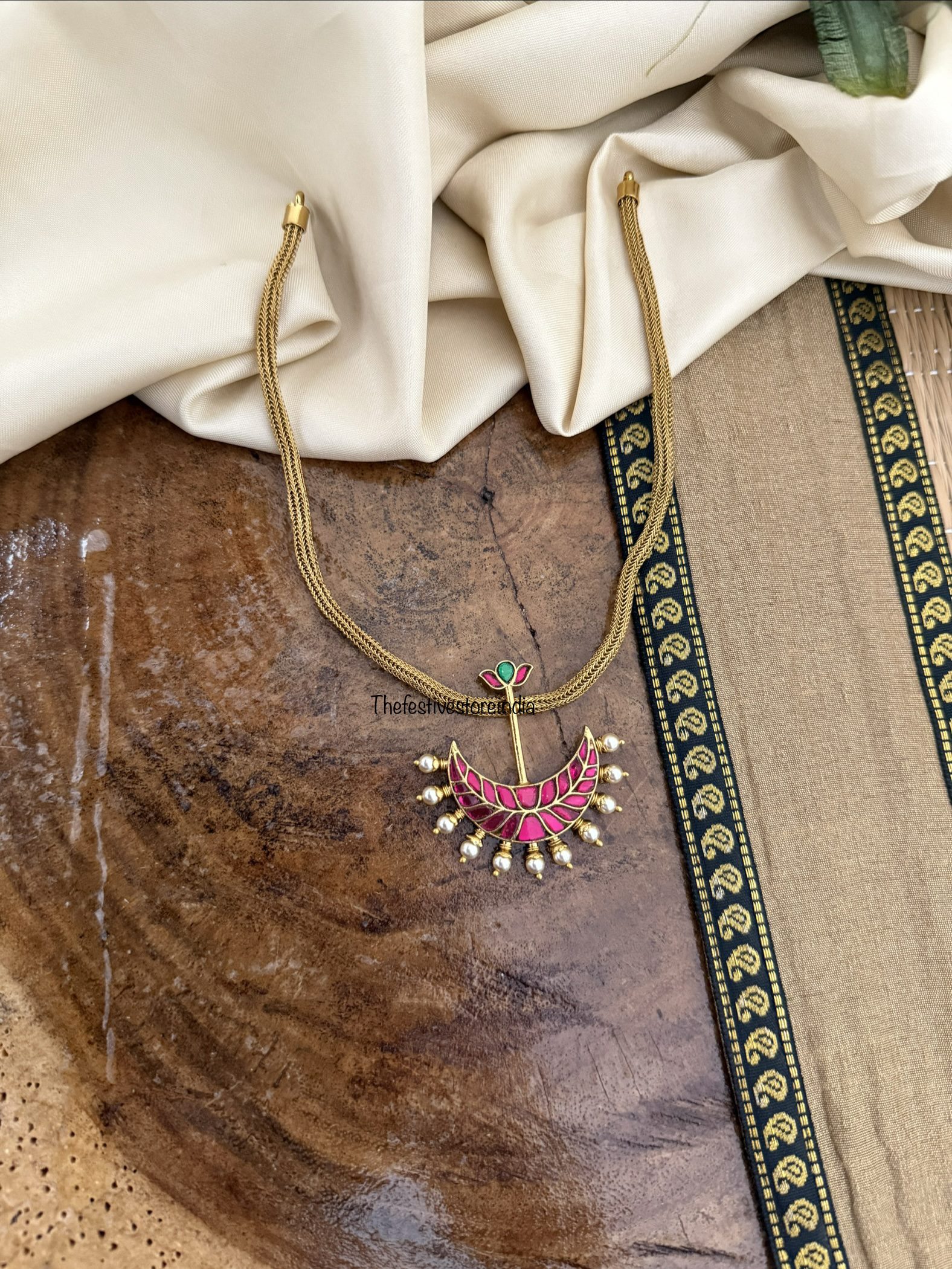 Drop pendant Jadau chain