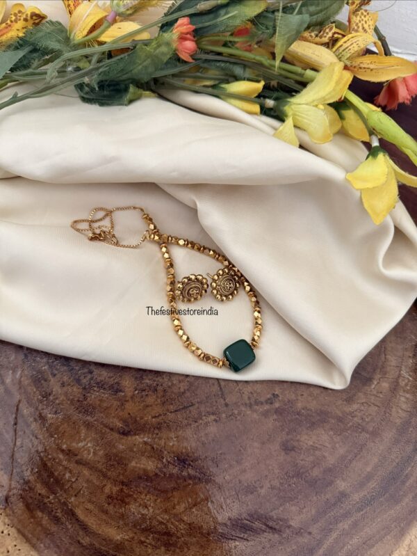 Single line Ashtapatti chain with green stone set