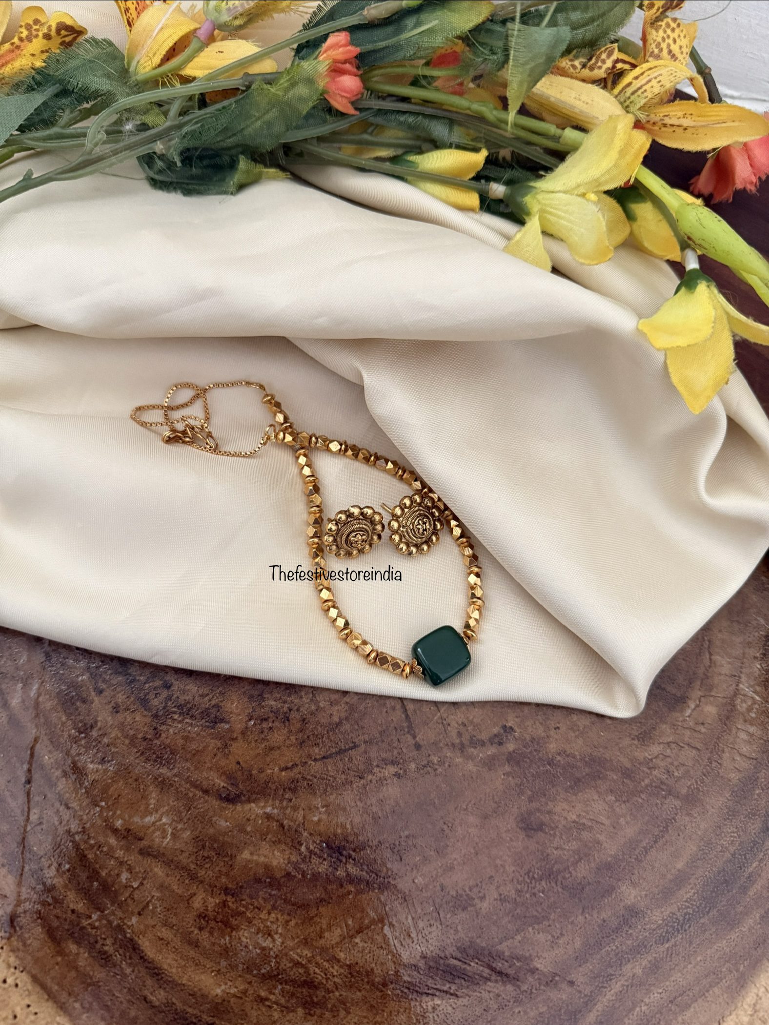 Single line Ashtapatti chain with green stone set