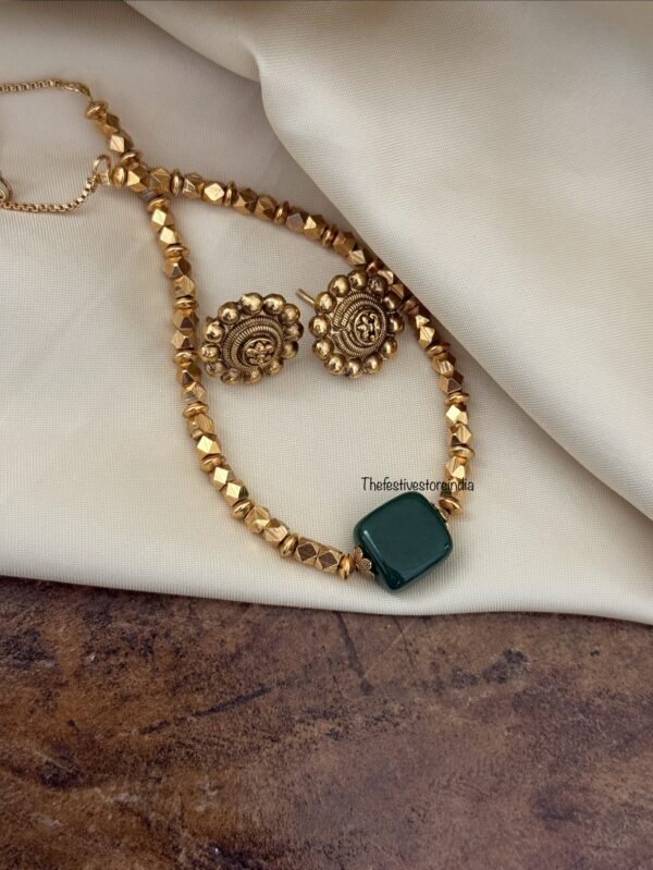 Single line Ashtapatti chain with green stone set