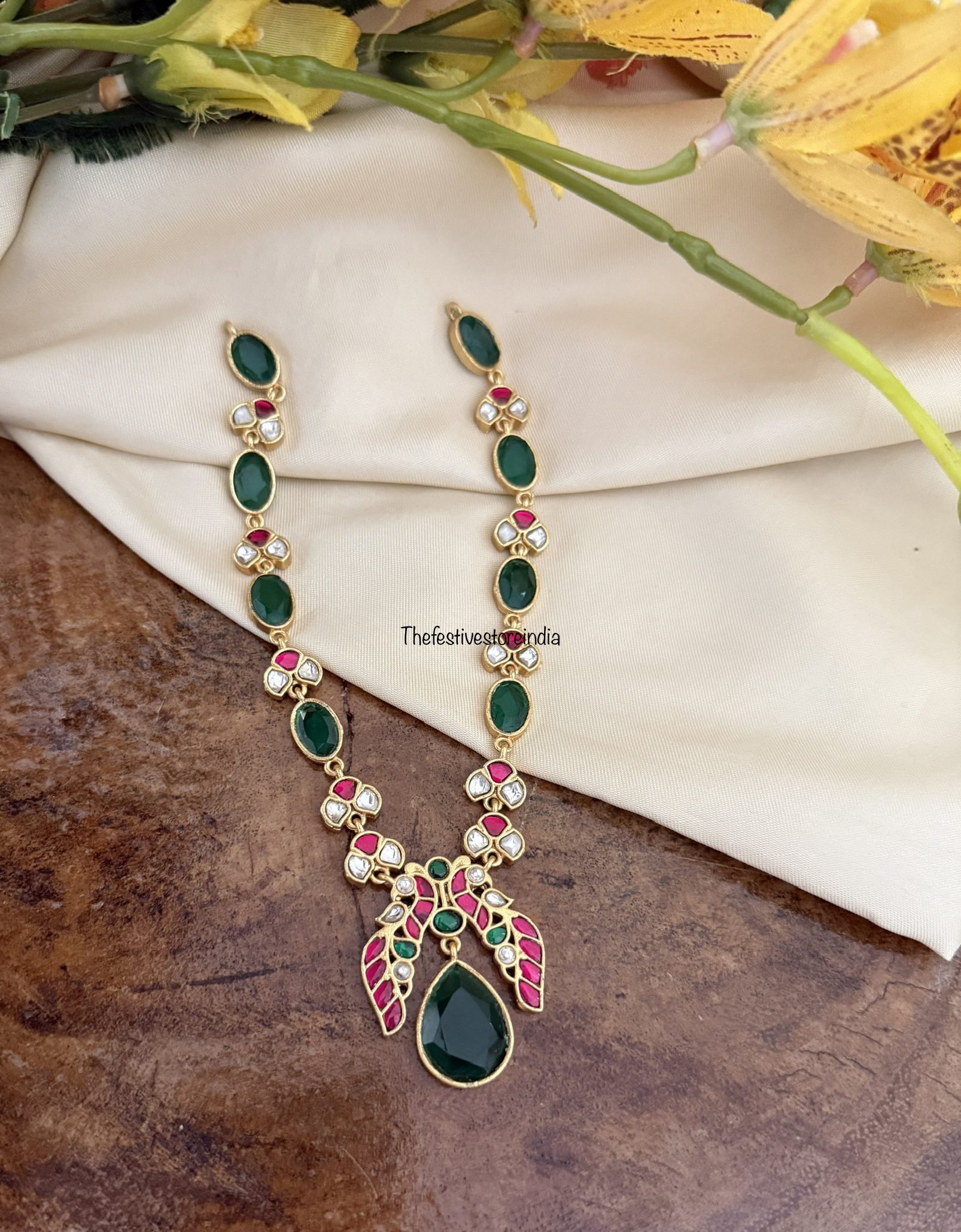 Jadau classic non idol kemp and green necklace