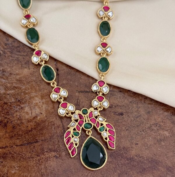 Jadau classic non idol kemp and green necklace
